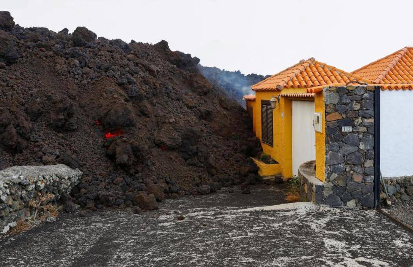 La lengua de lava del volcán de Cumbre Vieja, que entró en erupción el pasado domingo en La Palma, ha arrasado más de 166 hectáreas y centenares edificaciones. Aún sigue en fase explosiva y sus cenizas ya han llegado a la isla de La Gomera. La columna de gases de la erupción ya alcanza una altura de seis kilómetros sobre el nivel del mar. 