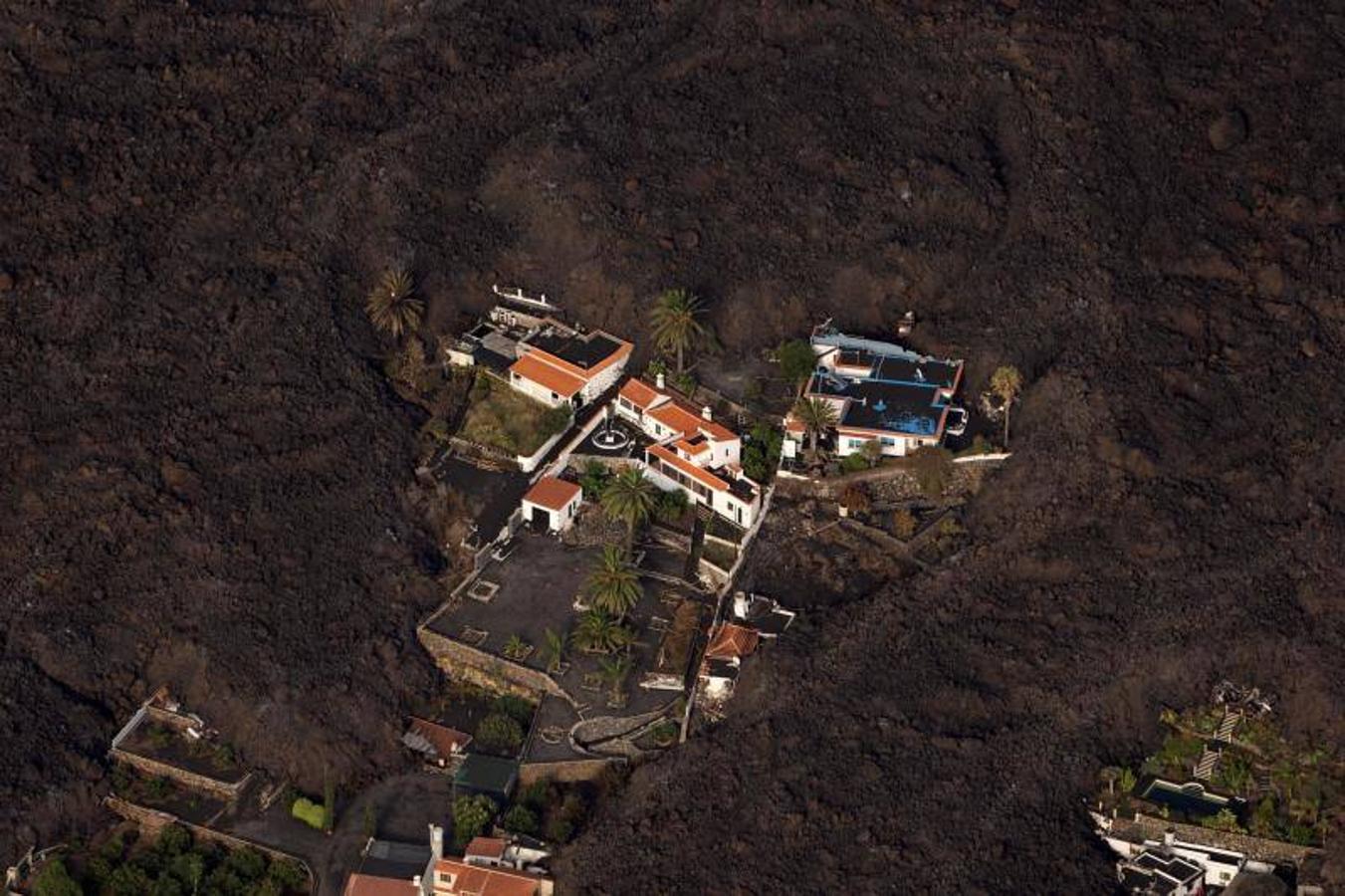 La lengua de lava del volcán de Cumbre Vieja, que entró en erupción el pasado domingo en La Palma, ha arrasado más de 166 hectáreas y centenares edificaciones. Aún sigue en fase explosiva y sus cenizas ya han llegado a la isla de La Gomera. La columna de gases de la erupción ya alcanza una altura de seis kilómetros sobre el nivel del mar. 