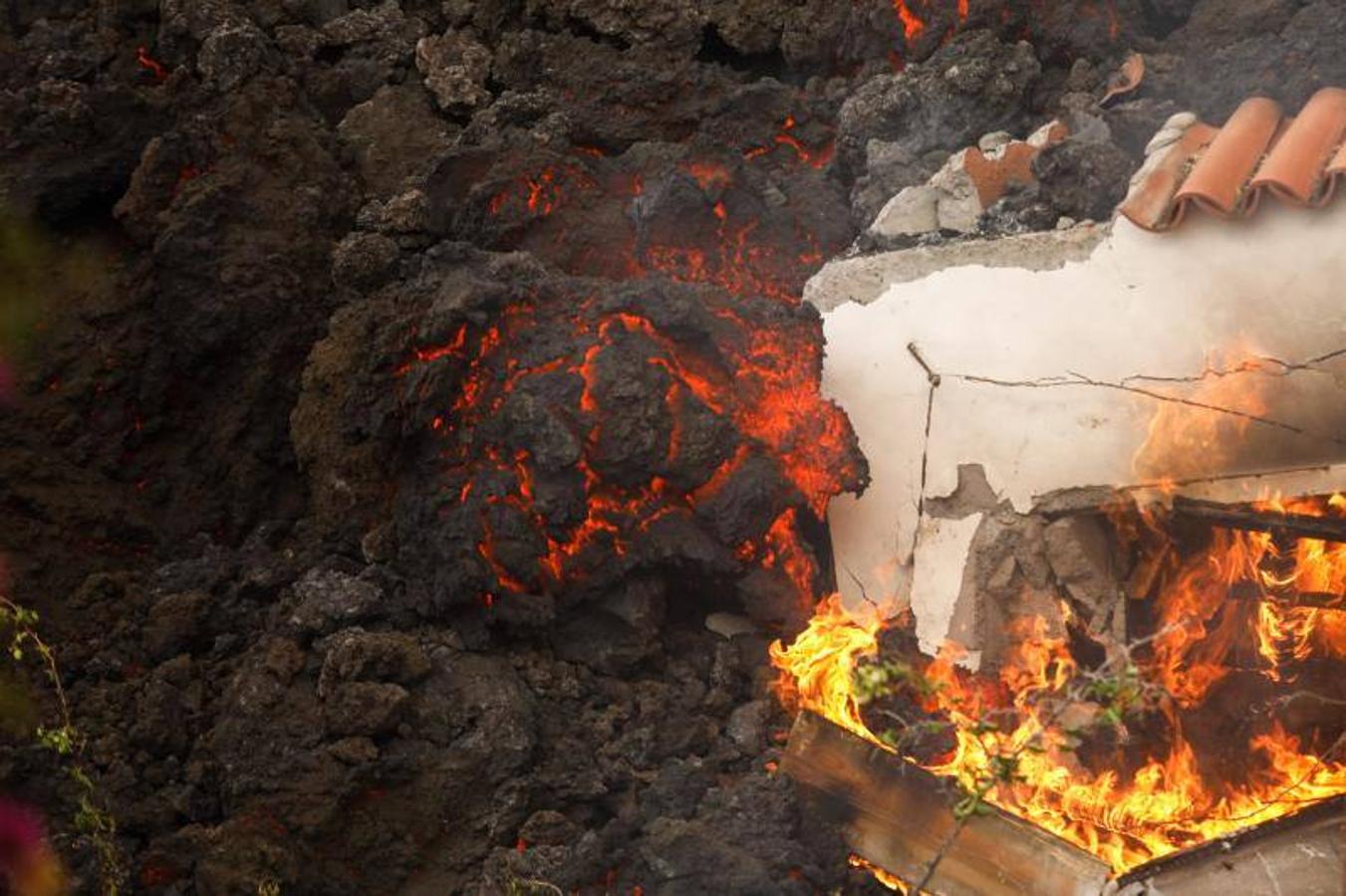 La lengua de lava del volcán de Cumbre Vieja, que entró en erupción el pasado domingo en La Palma, ha arrasado más de 166 hectáreas y centenares edificaciones. Aún sigue en fase explosiva y sus cenizas ya han llegado a la isla de La Gomera. La columna de gases de la erupción ya alcanza una altura de seis kilómetros sobre el nivel del mar. 