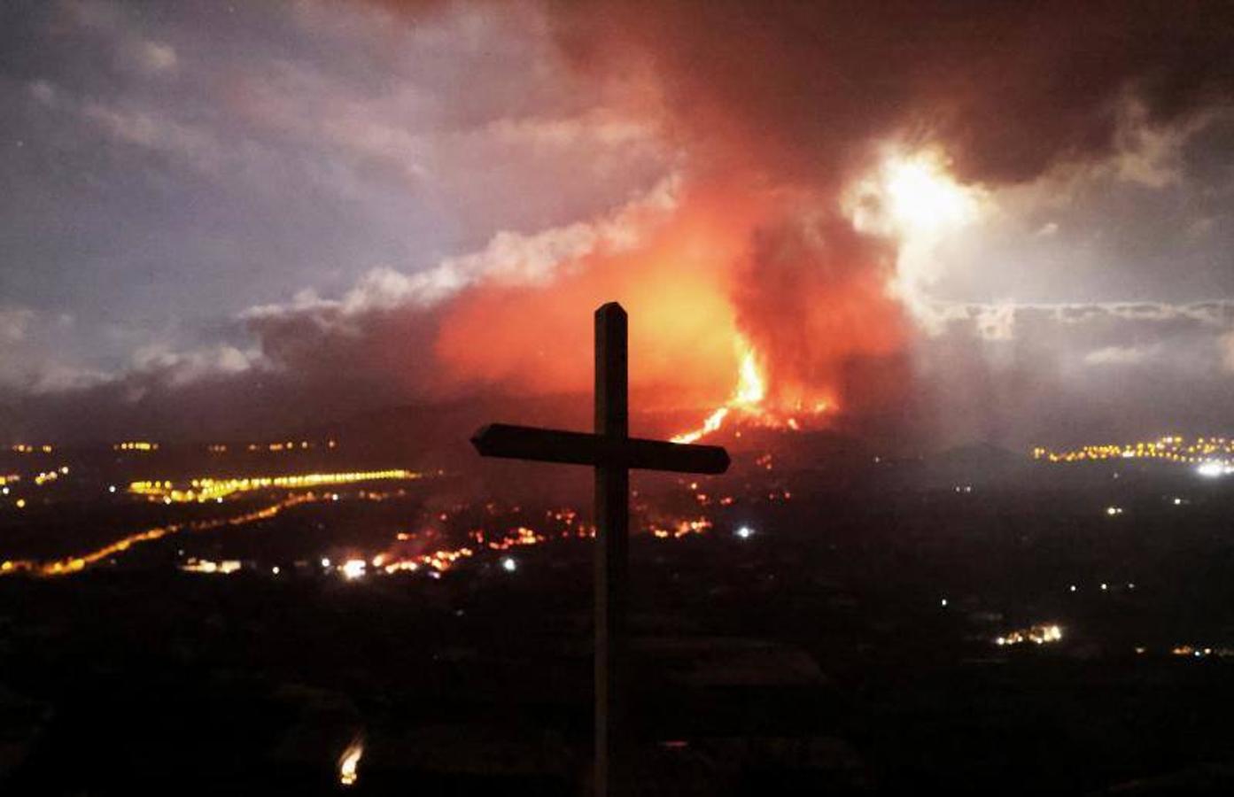 La lengua de lava del volcán de Cumbre Vieja, que entró en erupción el pasado domingo en La Palma, ha arrasado más de 166 hectáreas y centenares edificaciones. Aún sigue en fase explosiva y sus cenizas ya han llegado a la isla de La Gomera. La columna de gases de la erupción ya alcanza una altura de seis kilómetros sobre el nivel del mar. 