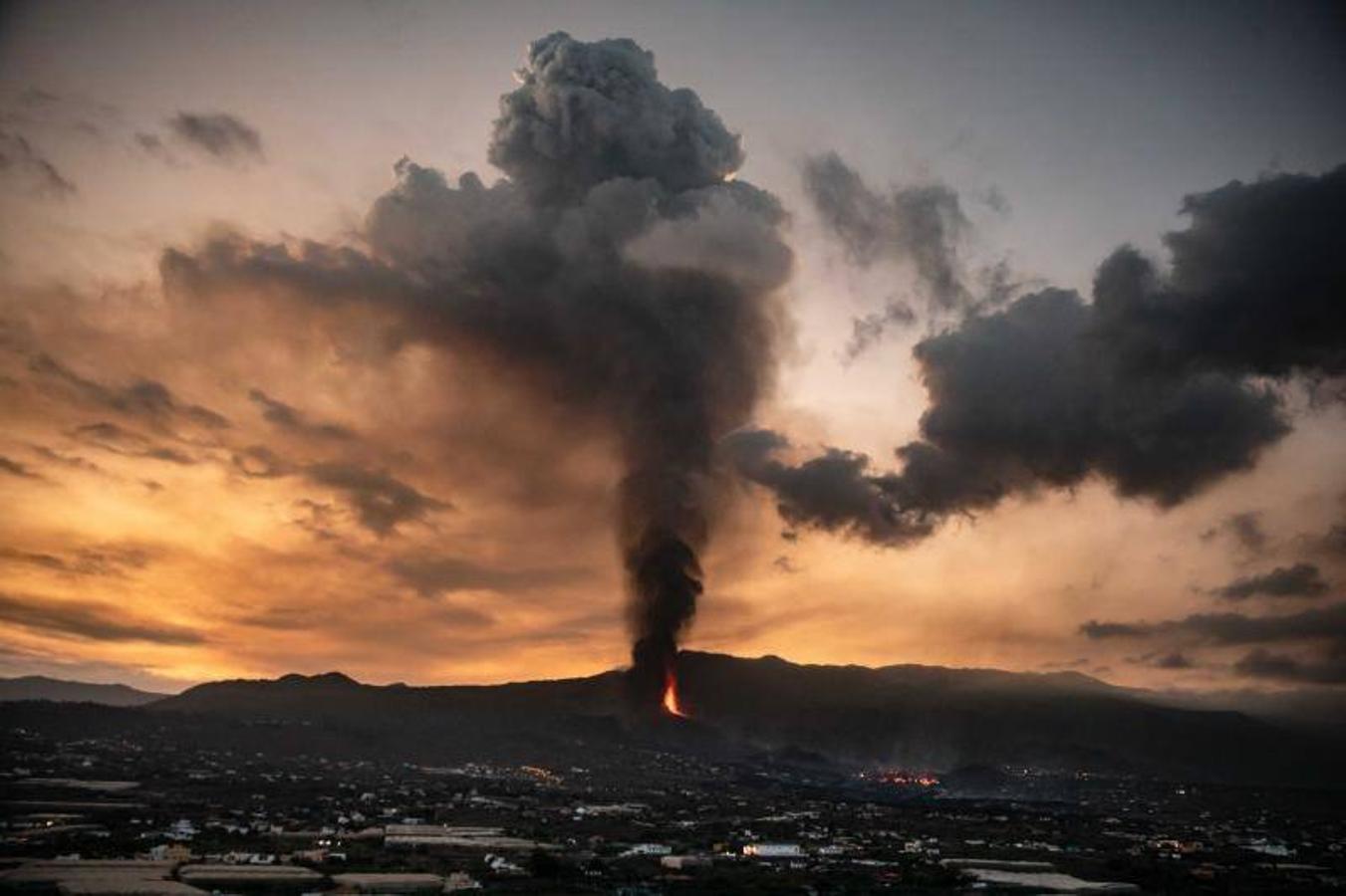 La lengua de lava del volcán de Cumbre Vieja, que entró en erupción el pasado domingo en La Palma, ha arrasado más de 166 hectáreas y centenares edificaciones. Aún sigue en fase explosiva y sus cenizas ya han llegado a la isla de La Gomera. La columna de gases de la erupción ya alcanza una altura de seis kilómetros sobre el nivel del mar. 