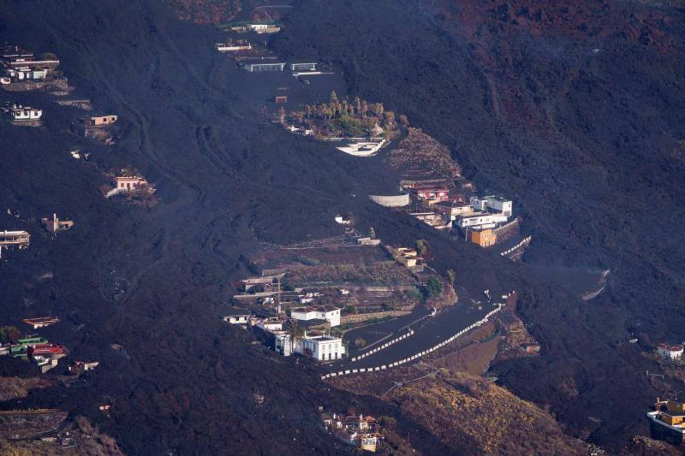 La lengua de lava del volcán de Cumbre Vieja, que entró en erupción el pasado domingo en La Palma, ha arrasado más de 166 hectáreas y centenares edificaciones. Aún sigue en fase explosiva y sus cenizas ya han llegado a la isla de La Gomera. La columna de gases de la erupción ya alcanza una altura de seis kilómetros sobre el nivel del mar. 