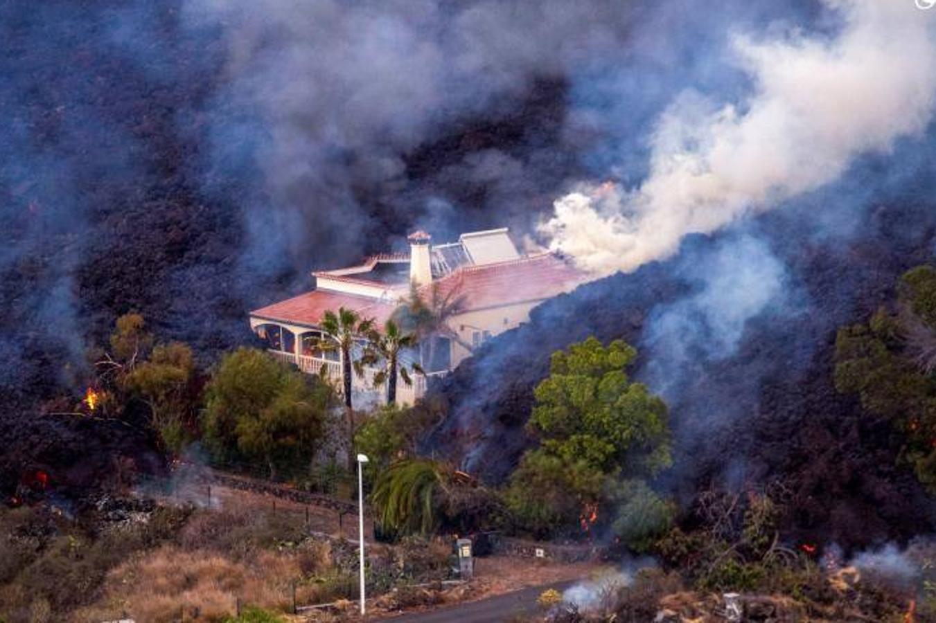 La lengua de lava del volcán de Cumbre Vieja, que entró en erupción el pasado domingo en La Palma, ha arrasado más de 166 hectáreas y centenares edificaciones. Aún sigue en fase explosiva y sus cenizas ya han llegado a la isla de La Gomera. La columna de gases de la erupción ya alcanza una altura de seis kilómetros sobre el nivel del mar. 