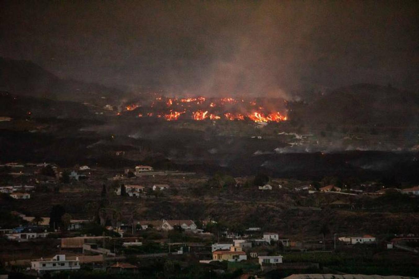 La lengua de lava del volcán de Cumbre Vieja, que entró en erupción el pasado domingo en La Palma, ha arrasado más de 166 hectáreas y centenares edificaciones. Aún sigue en fase explosiva y sus cenizas ya han llegado a la isla de La Gomera. La columna de gases de la erupción ya alcanza una altura de seis kilómetros sobre el nivel del mar. 