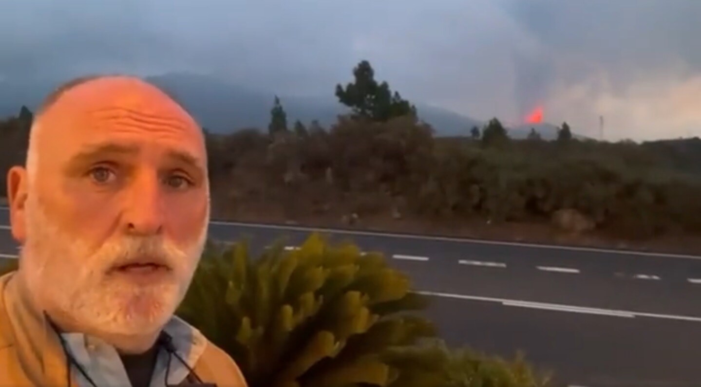 José Andrés a su llegada a Canarias con el volcán detrás. 
