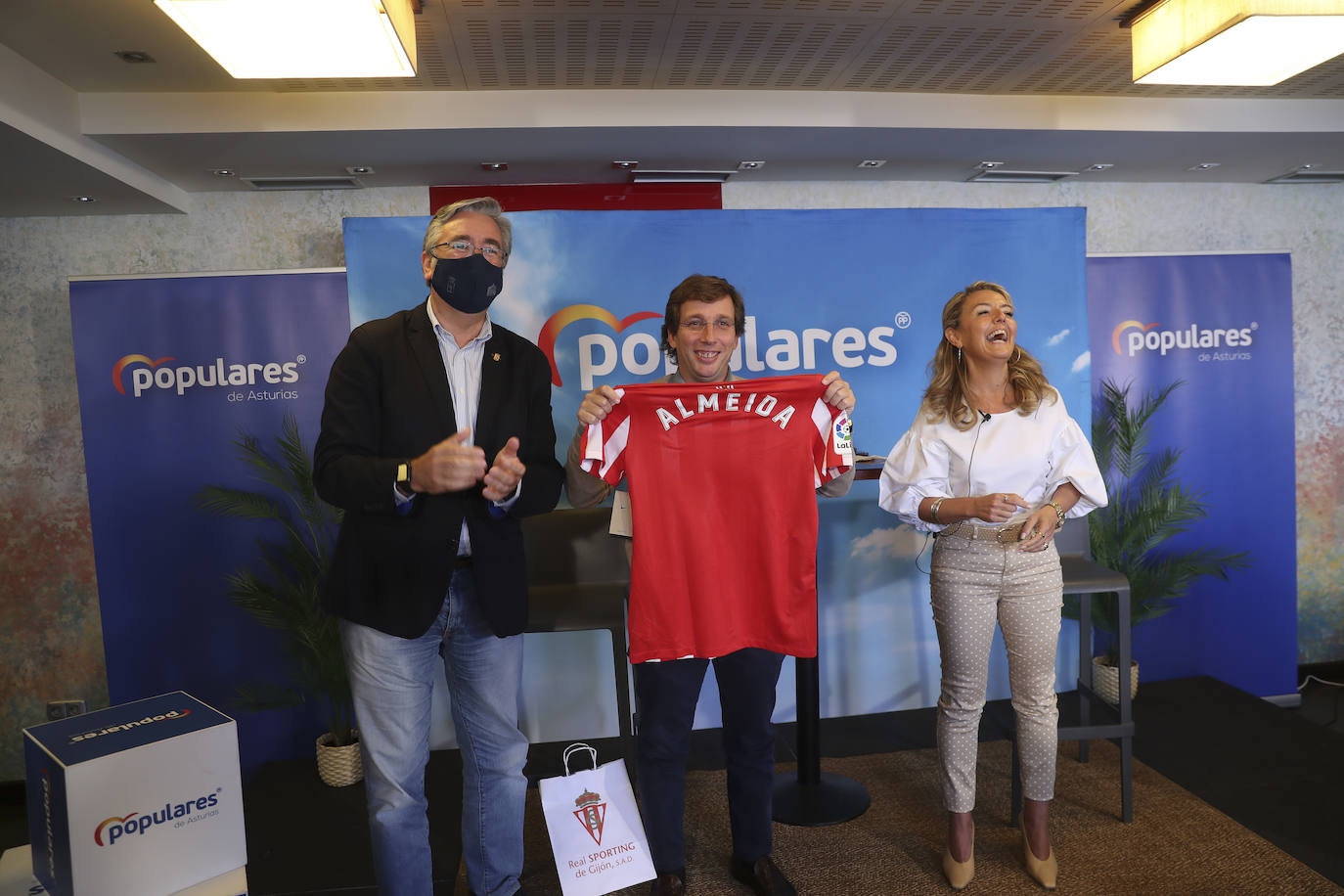 Martínez-Almeida participó en un encuentro con afiliados y simpatizantes de la Junta Local gijonesa del PP