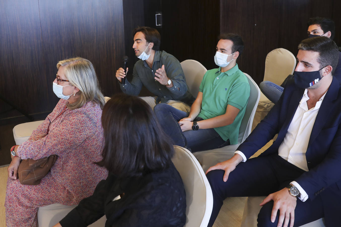 Martínez-Almeida participó en un encuentro con afiliados y simpatizantes de la Junta Local gijonesa del PP