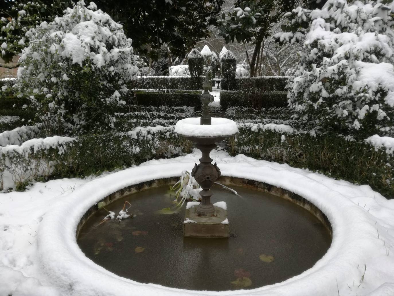 Fuente del siglo XIX, traída por Augusto Bailly a su jardín francés, cubierta de nieve en la nevada del 28 de febrero de 2018.