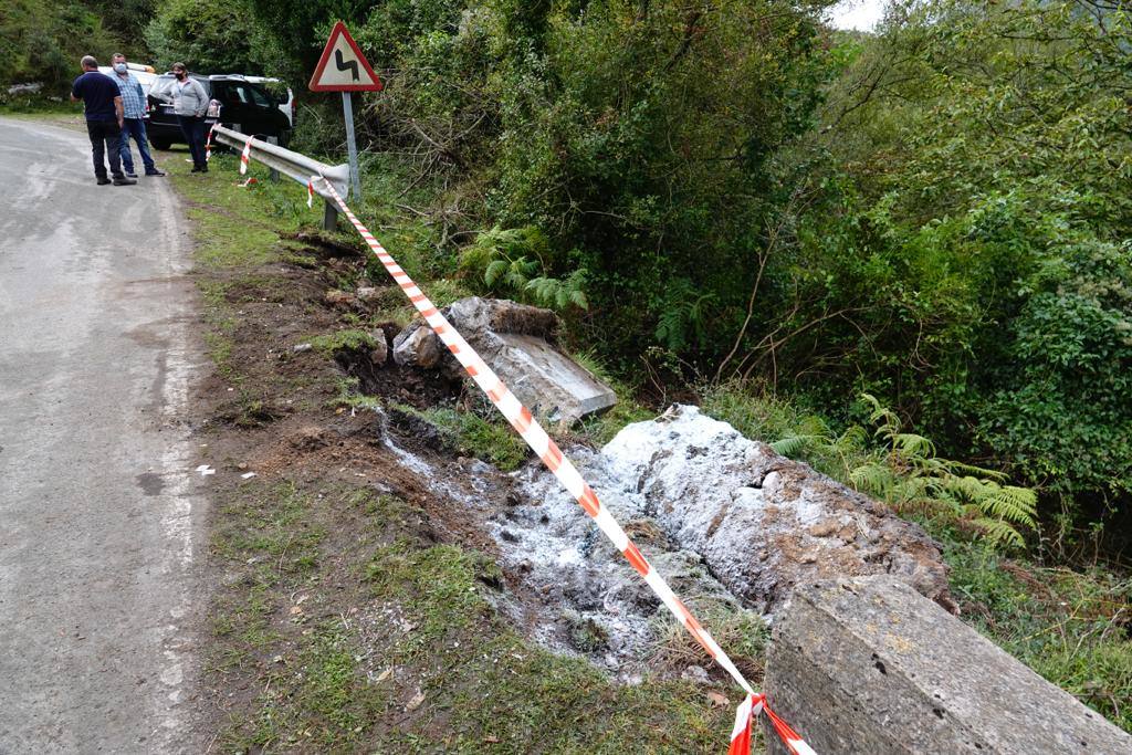 Imagen principal - El lugar del accidente, en el tramo 7 del Rally Villa de Llanes. 