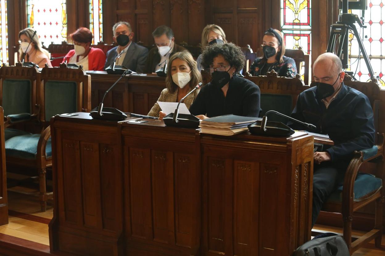 Berta Piñán, ayer, durante su comparecencia en la Junta, entre la secretaria general técnica de la Consejería de Cultura, Política Llingüística y Turismo Andrea Suárez, y el director general de Cultura y Patrimonio, Pablo León Gasalla. 