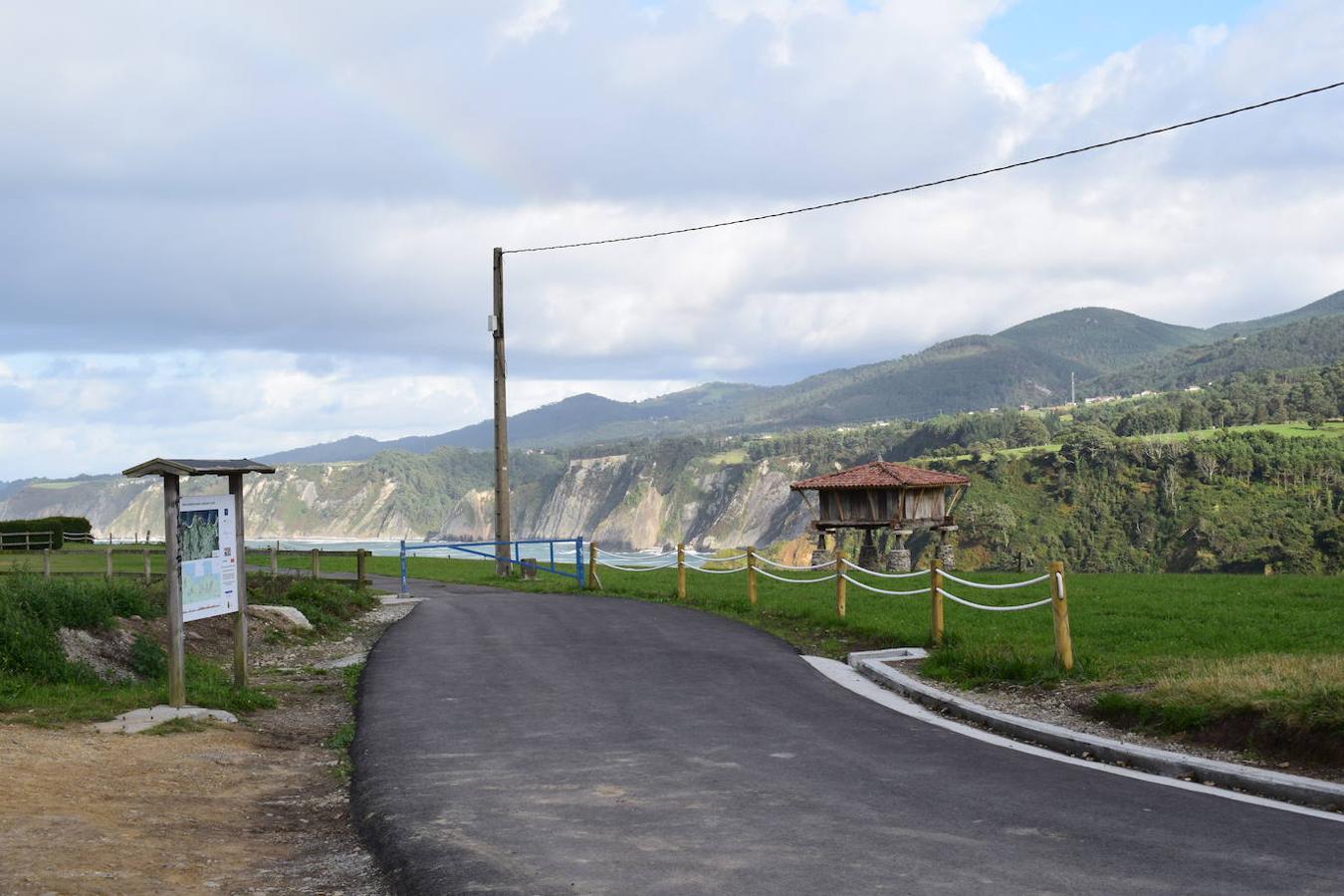 En el pueblo de Cadavedo y en pleno concejo de Valdés, es donde esta vez te acercamos y donde se encuentra el mirador de La Regalina, uno de esos lugares especiales que pueden encontrarse a ras de la costa asturiana y desde el que podrás disfrutar de una de las mejores vistas del occidente asturiano y del litoral. Un estupendo balcón en el que los pastos verdes tiñen de color un paisaje único y en el que la gran protagonista es una pequeña ermita de 1931 y dos hórreos, los cuales se encargan de presidir los acantilados de más de 70 metros sobre los que se ubica este mirador. Una panorámica única que nos acerca a ese Paisaje Protegido de la Costa Occidental Asturiana en el que se fusionan a la perfección mar y montaña, regalándonos unas vistas inigualables de la Playa de Cadavedo y Ribón y al arenal de Churín.