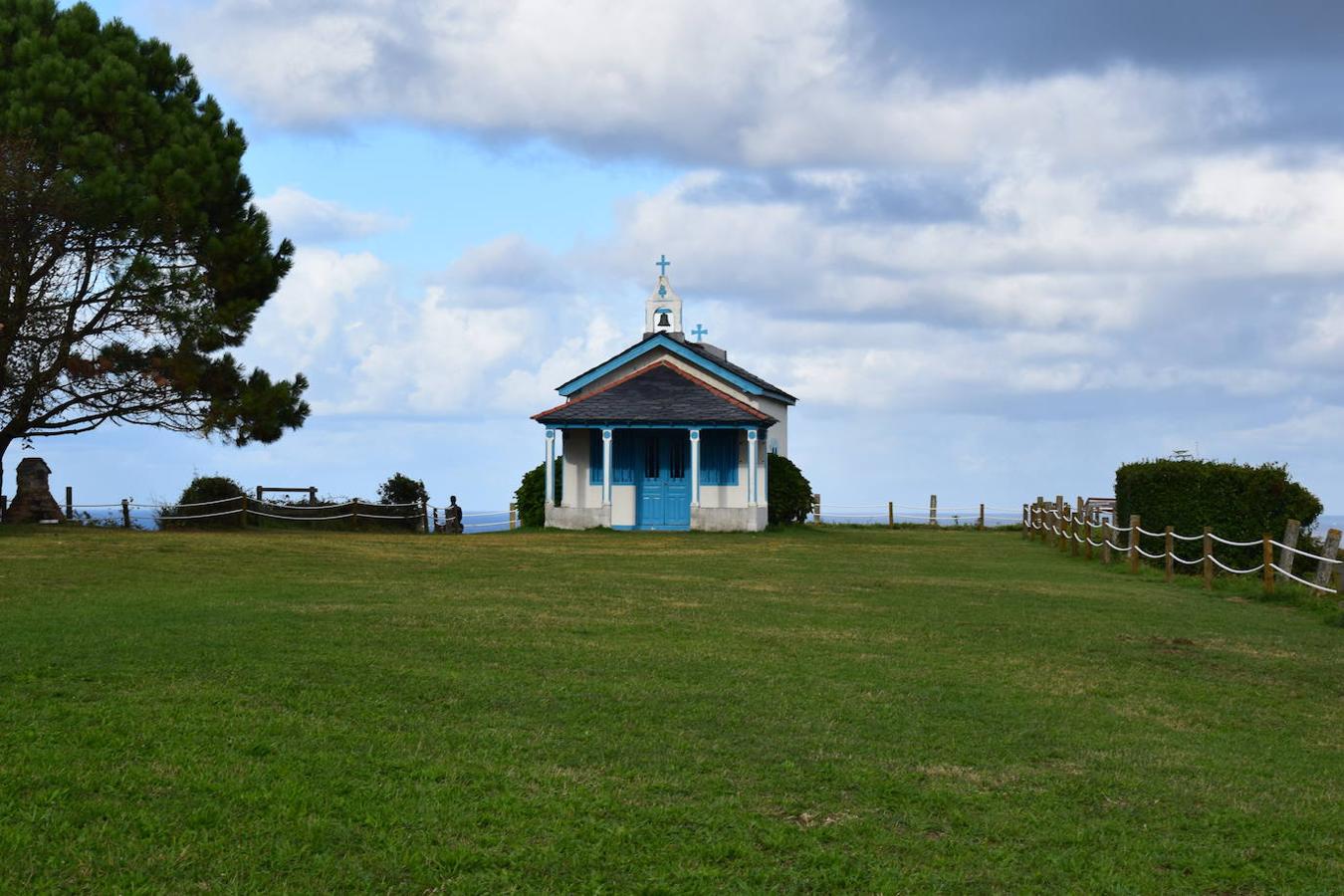 En el pueblo de Cadavedo y en pleno concejo de Valdés, es donde esta vez te acercamos y donde se encuentra el mirador de La Regalina, uno de esos lugares especiales que pueden encontrarse a ras de la costa asturiana y desde el que podrás disfrutar de una de las mejores vistas del occidente asturiano y del litoral. Un estupendo balcón en el que los pastos verdes tiñen de color un paisaje único y en el que la gran protagonista es una pequeña ermita de 1931 y dos hórreos, los cuales se encargan de presidir los acantilados de más de 70 metros sobre los que se ubica este mirador. Una panorámica única que nos acerca a ese Paisaje Protegido de la Costa Occidental Asturiana en el que se fusionan a la perfección mar y montaña, regalándonos unas vistas inigualables de la Playa de Cadavedo y Ribón y al arenal de Churín.