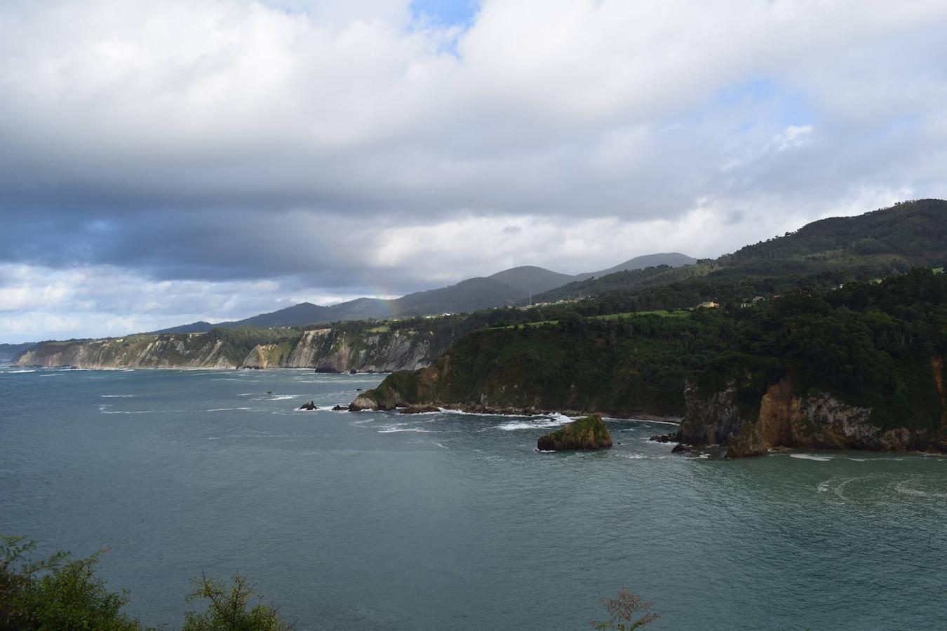 En el pueblo de Cadavedo y en pleno concejo de Valdés, es donde esta vez te acercamos y donde se encuentra el mirador de La Regalina, uno de esos lugares especiales que pueden encontrarse a ras de la costa asturiana y desde el que podrás disfrutar de una de las mejores vistas del occidente asturiano y del litoral. Un estupendo balcón en el que los pastos verdes tiñen de color un paisaje único y en el que la gran protagonista es una pequeña ermita de 1931 y dos hórreos, los cuales se encargan de presidir los acantilados de más de 70 metros sobre los que se ubica este mirador. Una panorámica única que nos acerca a ese Paisaje Protegido de la Costa Occidental Asturiana en el que se fusionan a la perfección mar y montaña, regalándonos unas vistas inigualables de la Playa de Cadavedo y Ribón y al arenal de Churín.