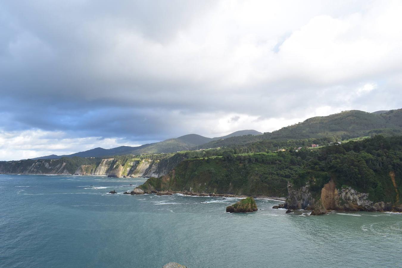 En el pueblo de Cadavedo y en pleno concejo de Valdés, es donde esta vez te acercamos y donde se encuentra el mirador de La Regalina, uno de esos lugares especiales que pueden encontrarse a ras de la costa asturiana y desde el que podrás disfrutar de una de las mejores vistas del occidente asturiano y del litoral. Un estupendo balcón en el que los pastos verdes tiñen de color un paisaje único y en el que la gran protagonista es una pequeña ermita de 1931 y dos hórreos, los cuales se encargan de presidir los acantilados de más de 70 metros sobre los que se ubica este mirador. Una panorámica única que nos acerca a ese Paisaje Protegido de la Costa Occidental Asturiana en el que se fusionan a la perfección mar y montaña, regalándonos unas vistas inigualables de la Playa de Cadavedo y Ribón y al arenal de Churín.