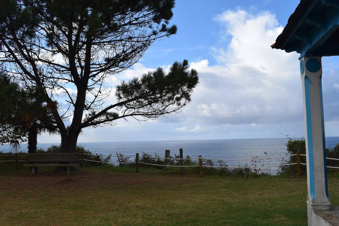 En el pueblo de Cadavedo y en pleno concejo de Valdés, es donde esta vez te acercamos y donde se encuentra el mirador de La Regalina, uno de esos lugares especiales que pueden encontrarse a ras de la costa asturiana y desde el que podrás disfrutar de una de las mejores vistas del occidente asturiano y del litoral. Un estupendo balcón en el que los pastos verdes tiñen de color un paisaje único y en el que la gran protagonista es una pequeña ermita de 1931 y dos hórreos, los cuales se encargan de presidir los acantilados de más de 70 metros sobre los que se ubica este mirador. Una panorámica única que nos acerca a ese Paisaje Protegido de la Costa Occidental Asturiana en el que se fusionan a la perfección mar y montaña, regalándonos unas vistas inigualables de la Playa de Cadavedo y Ribón y al arenal de Churín.