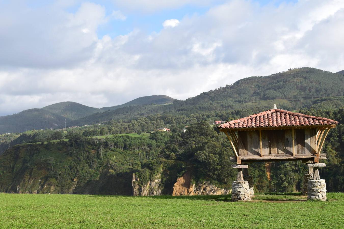 En el pueblo de Cadavedo y en pleno concejo de Valdés, es donde esta vez te acercamos y donde se encuentra el mirador de La Regalina, uno de esos lugares especiales que pueden encontrarse a ras de la costa asturiana y desde el que podrás disfrutar de una de las mejores vistas del occidente asturiano y del litoral. Un estupendo balcón en el que los pastos verdes tiñen de color un paisaje único y en el que la gran protagonista es una pequeña ermita de 1931 y dos hórreos, los cuales se encargan de presidir los acantilados de más de 70 metros sobre los que se ubica este mirador. Una panorámica única que nos acerca a ese Paisaje Protegido de la Costa Occidental Asturiana en el que se fusionan a la perfección mar y montaña, regalándonos unas vistas inigualables de la Playa de Cadavedo y Ribón y al arenal de Churín.