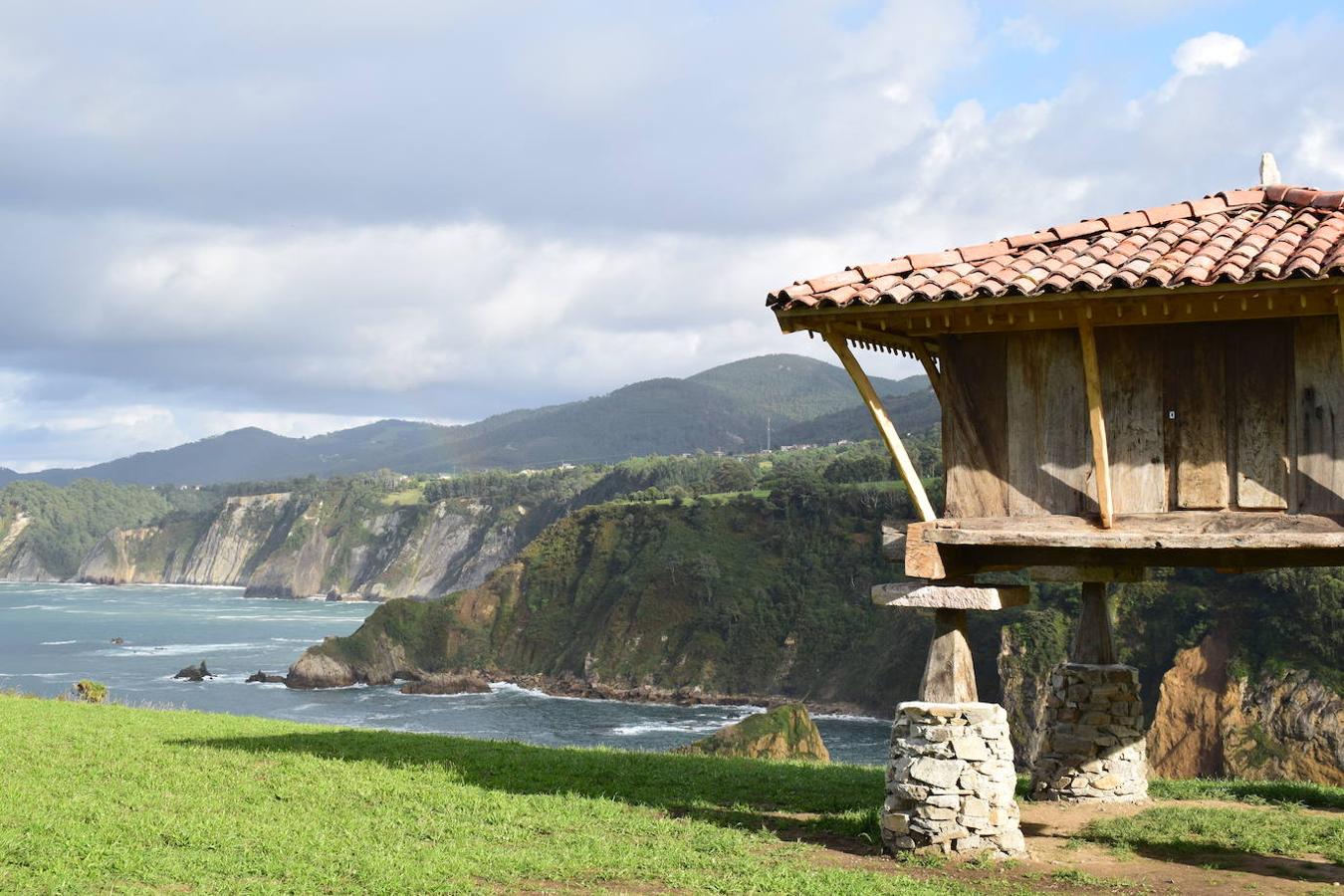 En el pueblo de Cadavedo y en pleno concejo de Valdés, es donde esta vez te acercamos y donde se encuentra el mirador de La Regalina, uno de esos lugares especiales que pueden encontrarse a ras de la costa asturiana y desde el que podrás disfrutar de una de las mejores vistas del occidente asturiano y del litoral. Un estupendo balcón en el que los pastos verdes tiñen de color un paisaje único y en el que la gran protagonista es una pequeña ermita de 1931 y dos hórreos, los cuales se encargan de presidir los acantilados de más de 70 metros sobre los que se ubica este mirador. Una panorámica única que nos acerca a ese Paisaje Protegido de la Costa Occidental Asturiana en el que se fusionan a la perfección mar y montaña, regalándonos unas vistas inigualables de la Playa de Cadavedo y Ribón y al arenal de Churín.