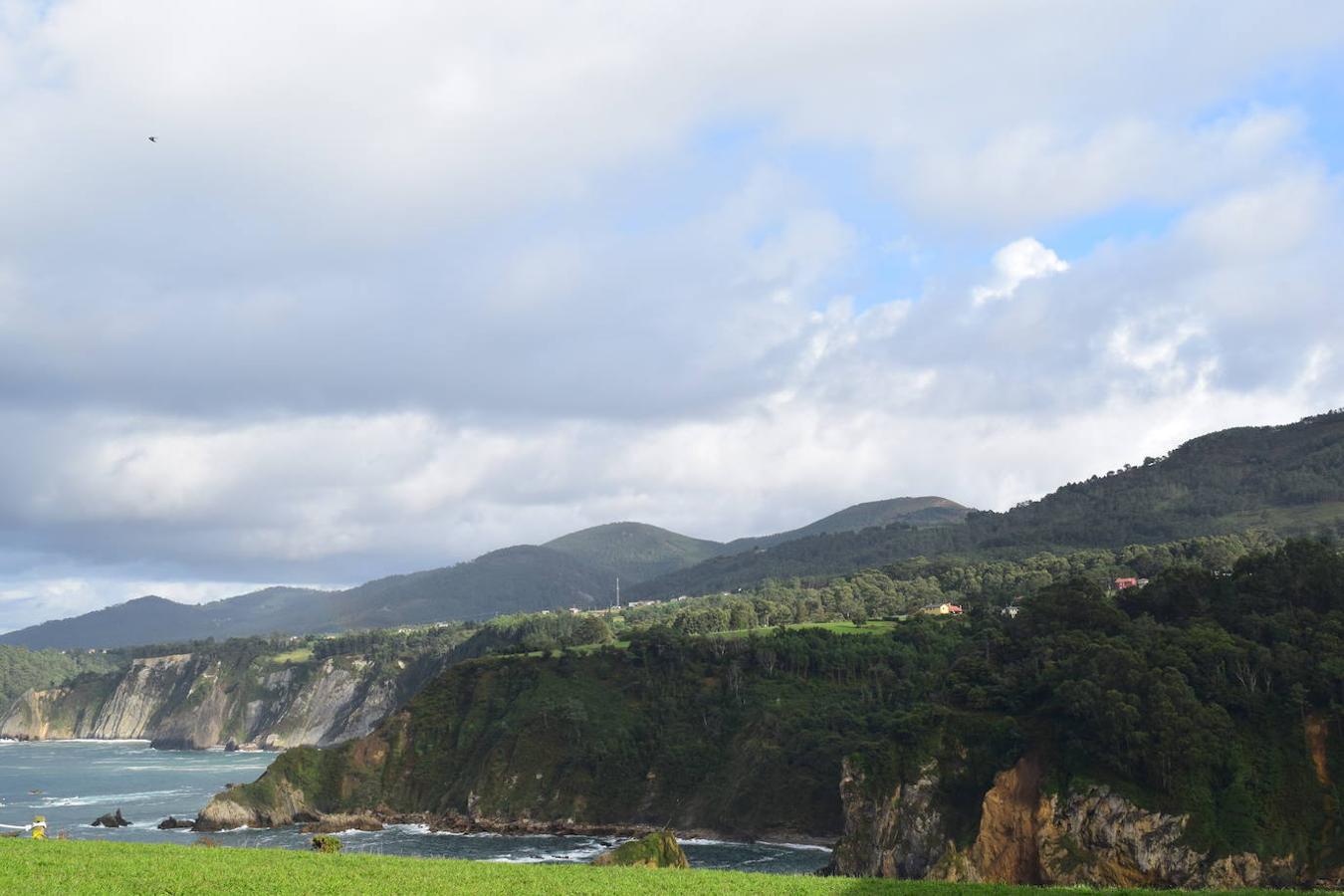 En el pueblo de Cadavedo y en pleno concejo de Valdés, es donde esta vez te acercamos y donde se encuentra el mirador de La Regalina, uno de esos lugares especiales que pueden encontrarse a ras de la costa asturiana y desde el que podrás disfrutar de una de las mejores vistas del occidente asturiano y del litoral. Un estupendo balcón en el que los pastos verdes tiñen de color un paisaje único y en el que la gran protagonista es una pequeña ermita de 1931 y dos hórreos, los cuales se encargan de presidir los acantilados de más de 70 metros sobre los que se ubica este mirador. Una panorámica única que nos acerca a ese Paisaje Protegido de la Costa Occidental Asturiana en el que se fusionan a la perfección mar y montaña, regalándonos unas vistas inigualables de la Playa de Cadavedo y Ribón y al arenal de Churín.