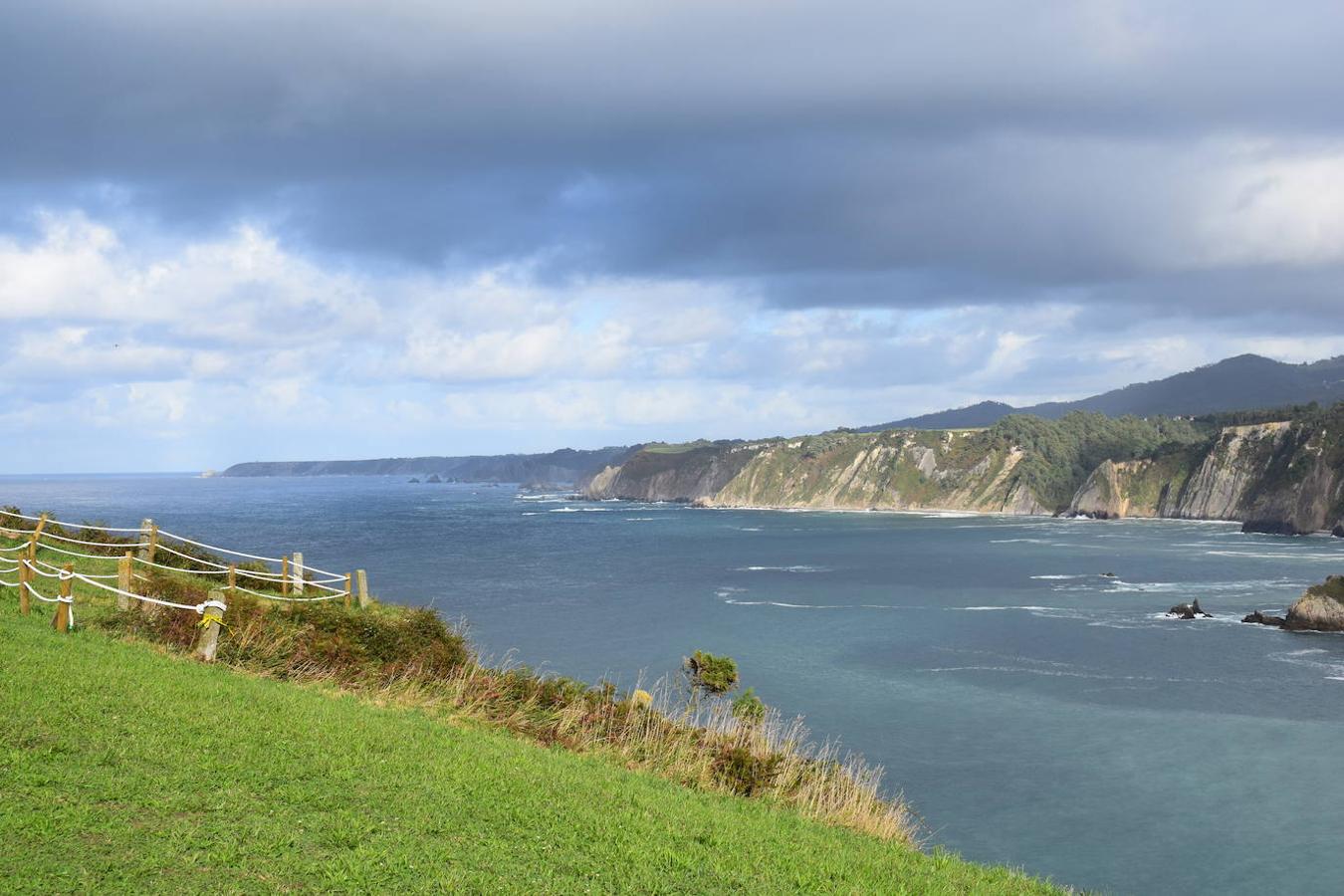 En el pueblo de Cadavedo y en pleno concejo de Valdés, es donde esta vez te acercamos y donde se encuentra el mirador de La Regalina, uno de esos lugares especiales que pueden encontrarse a ras de la costa asturiana y desde el que podrás disfrutar de una de las mejores vistas del occidente asturiano y del litoral. Un estupendo balcón en el que los pastos verdes tiñen de color un paisaje único y en el que la gran protagonista es una pequeña ermita de 1931 y dos hórreos, los cuales se encargan de presidir los acantilados de más de 70 metros sobre los que se ubica este mirador. Una panorámica única que nos acerca a ese Paisaje Protegido de la Costa Occidental Asturiana en el que se fusionan a la perfección mar y montaña, regalándonos unas vistas inigualables de la Playa de Cadavedo y Ribón y al arenal de Churín.