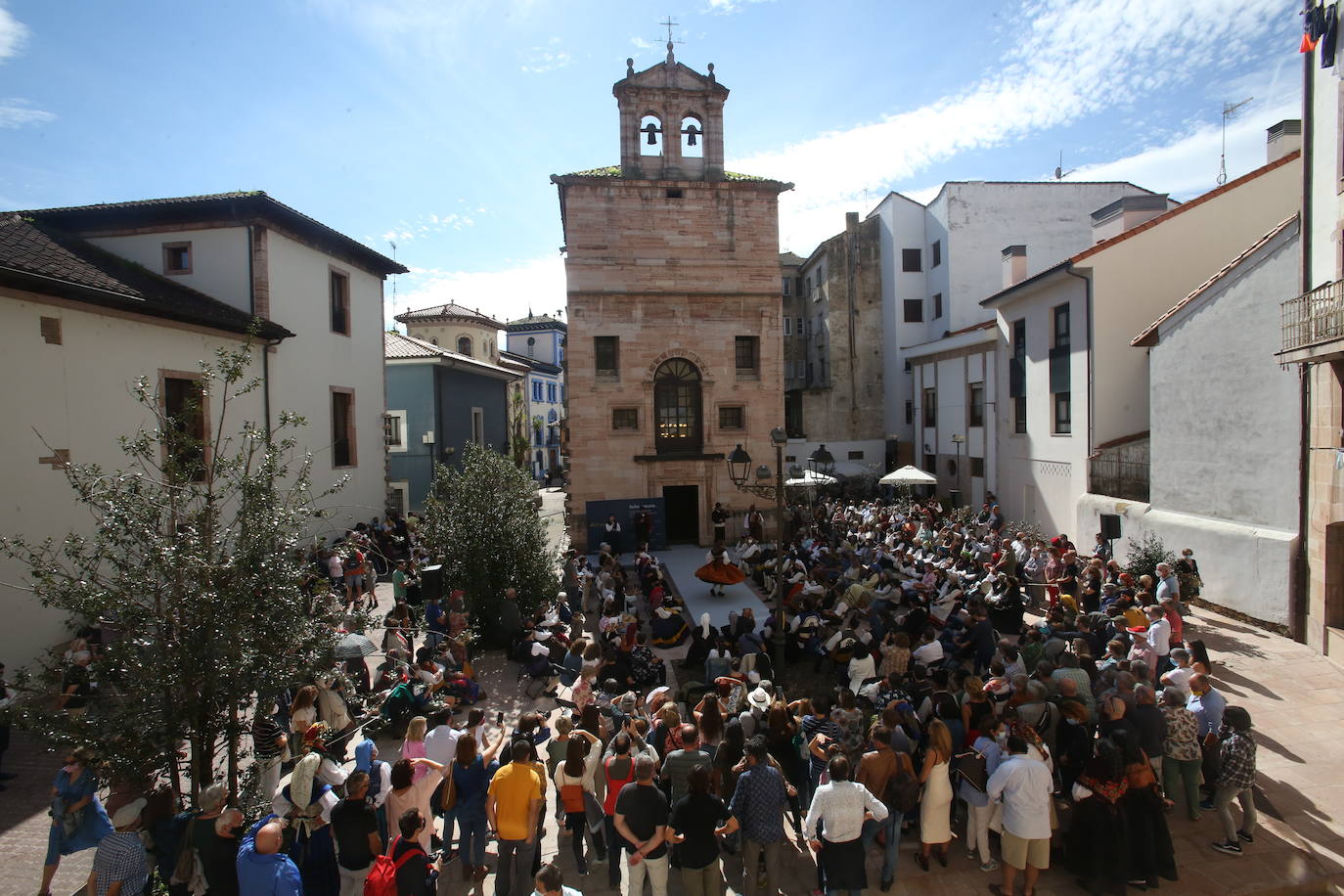 Después de la pausa obligada por la pandemia, el Día'l traxe'l país volvió a la villa moscona con el Concurso Indumentaria 2021. Los participantes desfilaron frente a la Capilla de los Dolores al son de la música en directo de Octavio Trapiella y Dolfu Fernández.