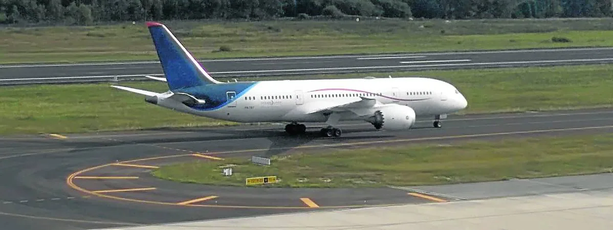 Boeing 787-8, que se pudo ver en el aeropuerto de Asturias. e. c.