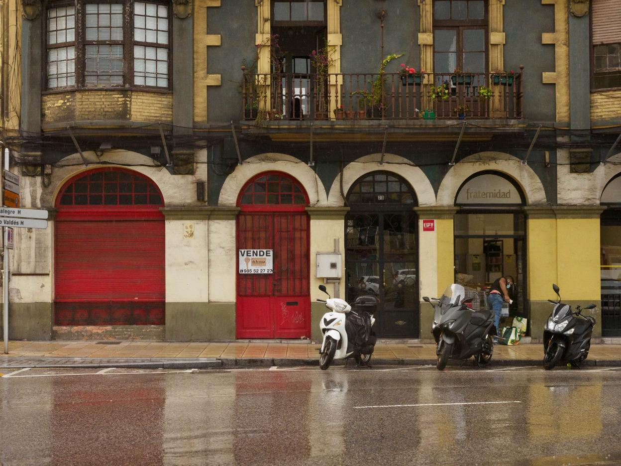 El patio trasero de Ruiz Gómez tiene parte de la muralla. 