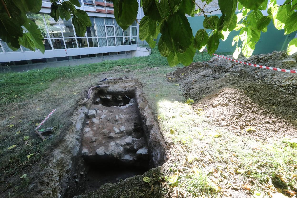 Vestigios de la muralla medieval de Avilés hallados en una de las catas realizadas entre la calle de Las Alas y la de El Muelle. 