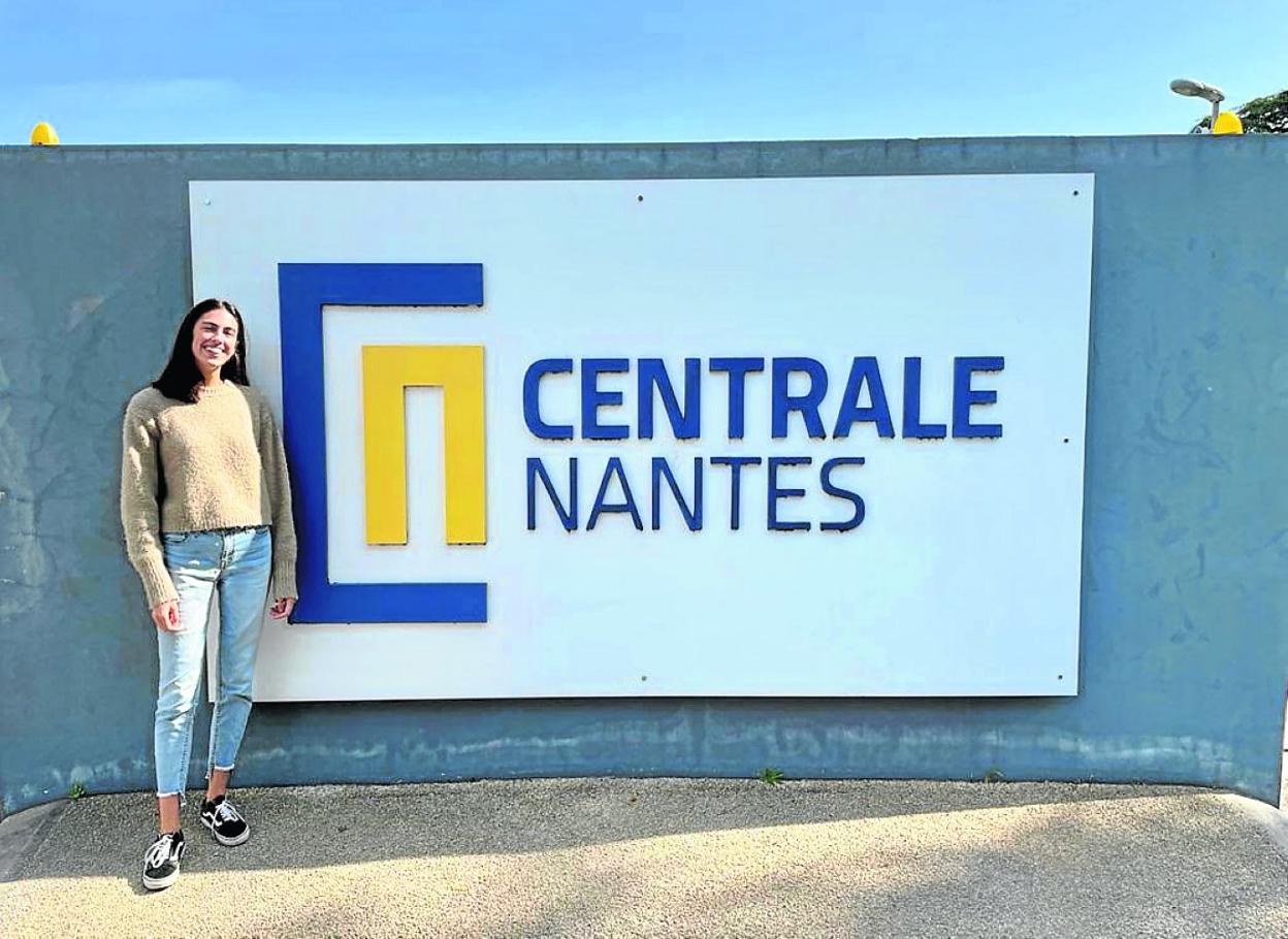 La gijonesa Elvira Suárez, a las puertas de la universidad donde estudia en Nantes. 