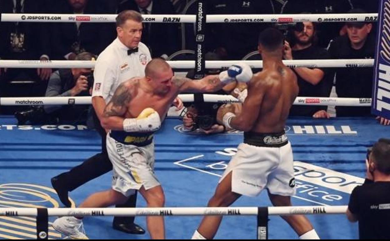 Así fue la avalancha de golpes de Usyk que dejó a Joshua al borde del KO