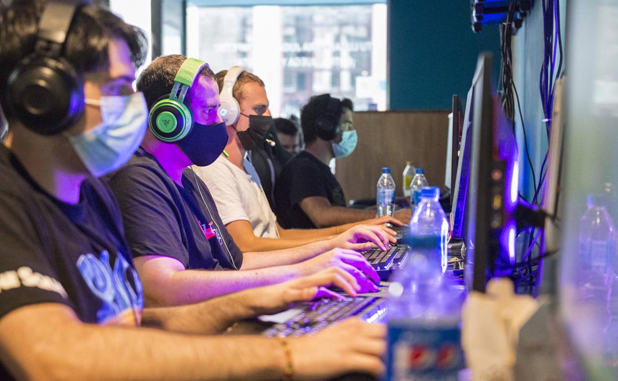 El equipo de Azeri Esports compite en el centro de alto rendimiento para 'gamers' Elite Bilbao. 