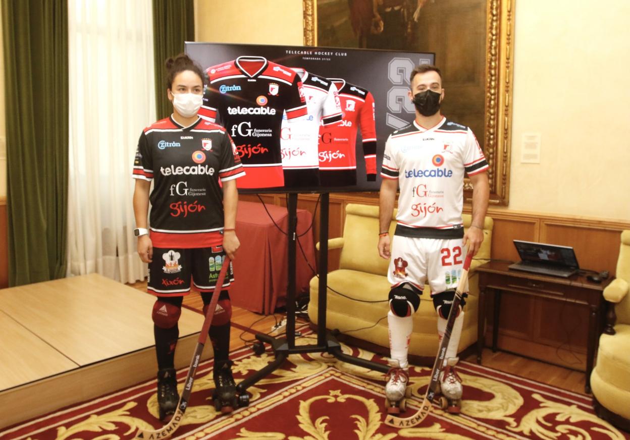 Natasha Lee y Adriá Varela, ayer, en el Ayuntamiento de Gijón. 