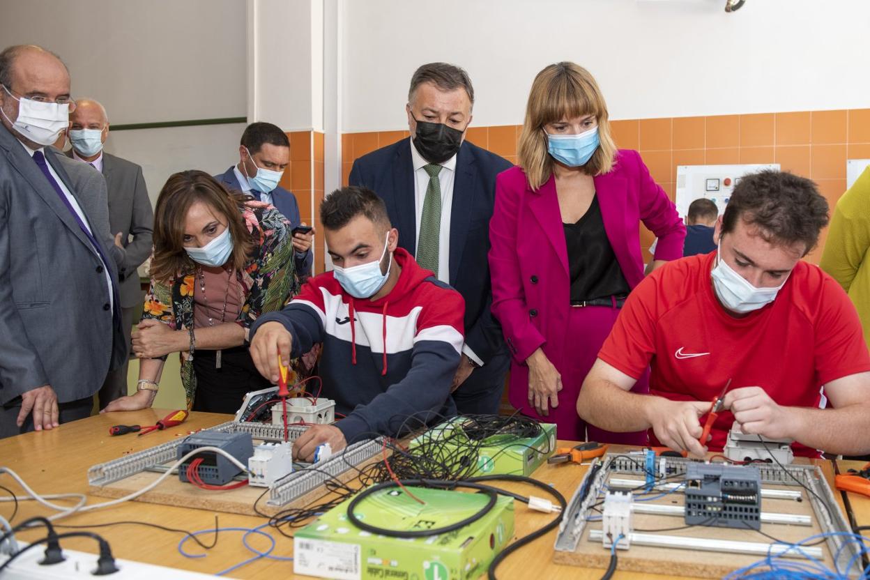 La ministra, Pilar Alegría, ayer, en una visita a un centro formativo. 