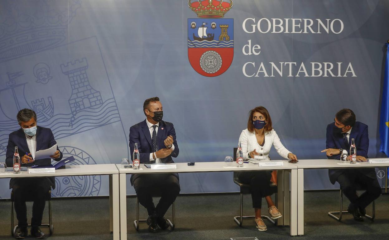 Representantes de las cuatro autonomías. A la izquierda, el consejero asturiano, Alejandro Calvo.