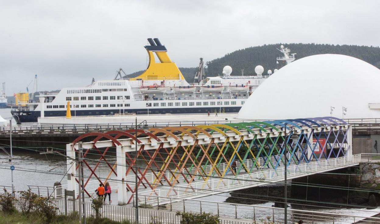 El crucero 'Saga Pearl II' amarrado en la dársena de San Agustín, frente al Niemeyer. 