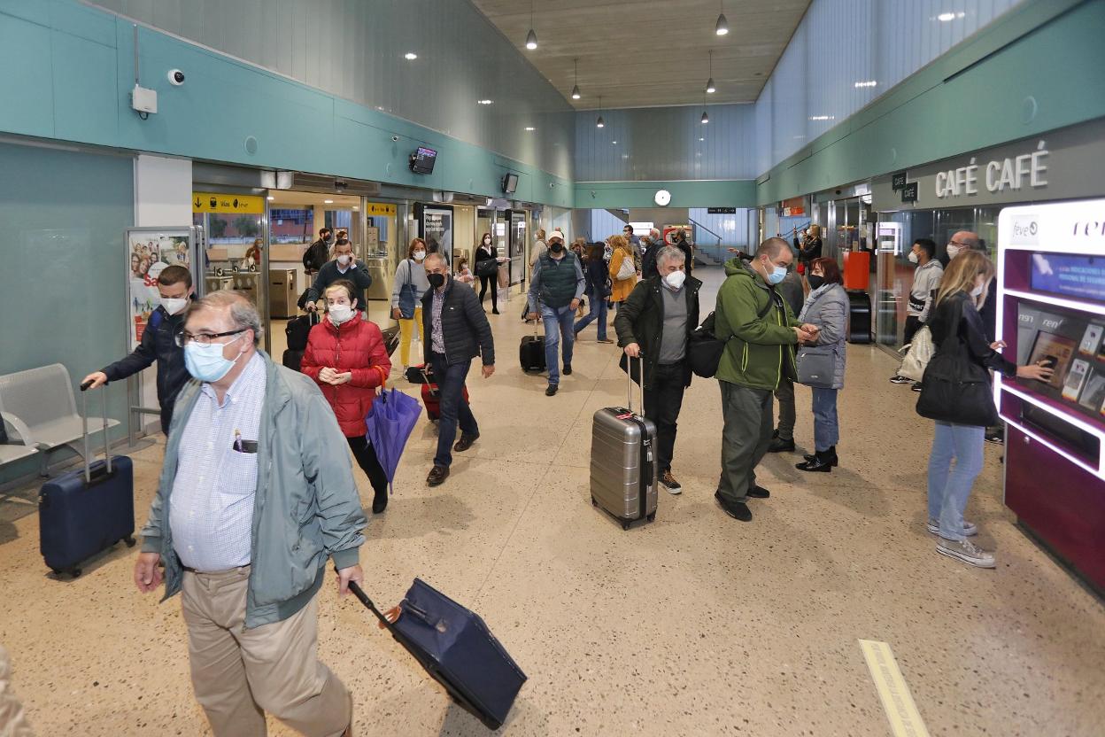 Viajeros en la estación de tren de Gijón. 
