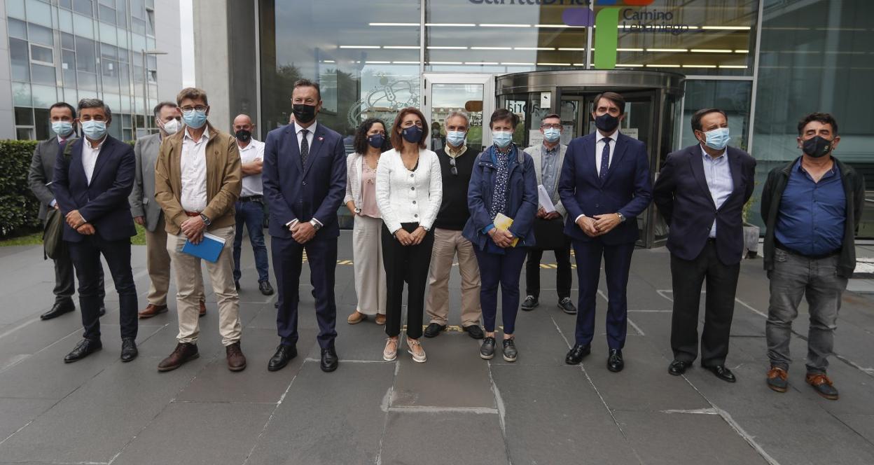 Los consejeros de Medio Rural de Asturias, Cantabria, Castilla y León y Galicia, así como varios directores generales de sus departamentos y líderes de los principales sindicatos agrarios, ayer en Santander. 