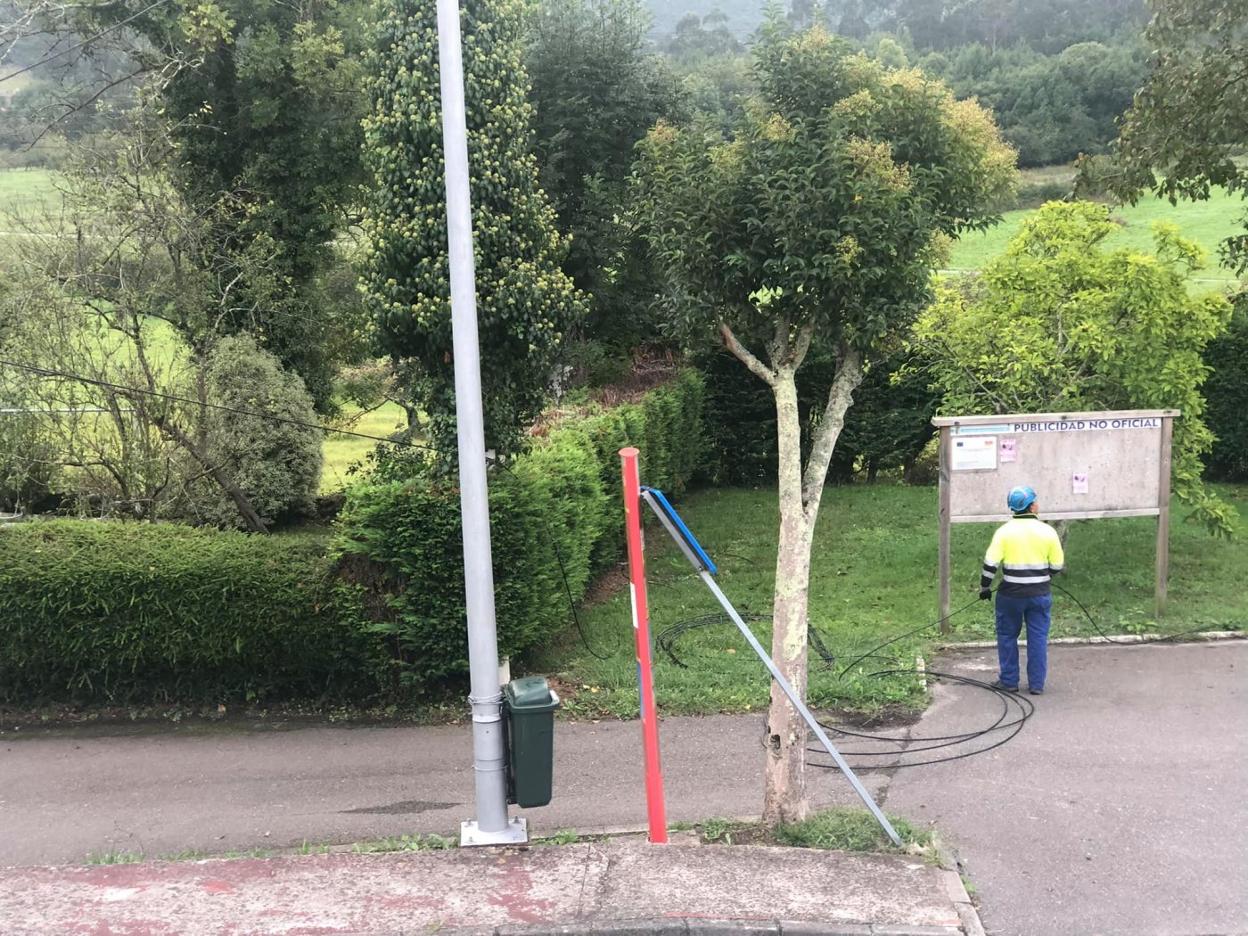 El personal de la compañía Telefónica inicia el tendido del cableado en la zona de Grullos. 