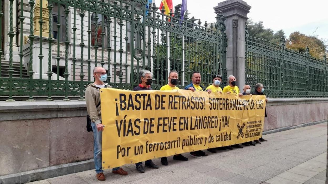 Integrantes de la plataforma, ayer delante de la Junta pidiendio el reinicio de las obras del soterramiento. 