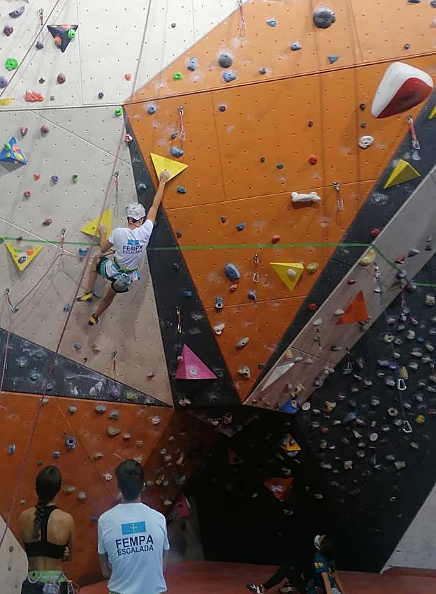 Uno de los escaladores seleccionados durante el entrenamiento realizado en las instalaciones del Gravity en Avilés. 