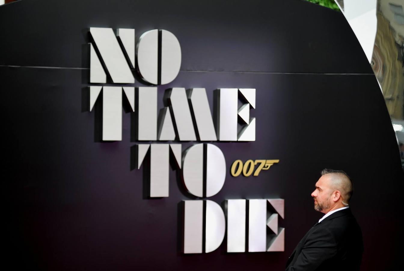 El Royal Albert Hall desplegó su alfombra roja y todo su esplendor para albergar uno de los estrenos más esperados de la temporada: 'No time to die'. Se trata de la puesta de largo de la nueva entrega de las aventuras de James Bond, una película que se ha retrasado más de lo esperado debido a la pandemia pero ha celebrado su premier a nivel mundial en Londres.