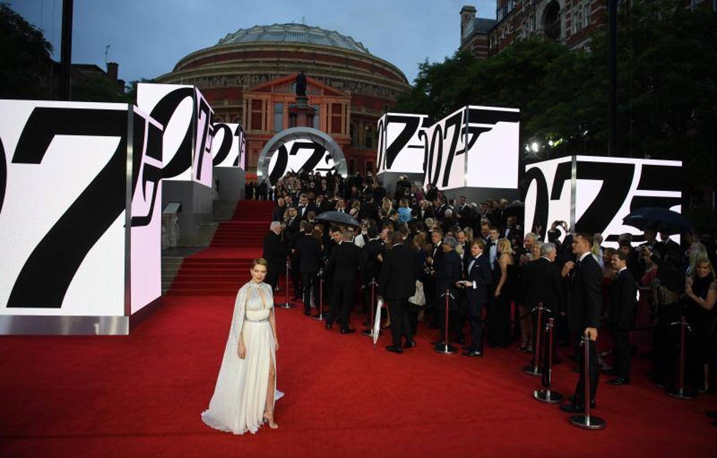 El Royal Albert Hall desplegó su alfombra roja y todo su esplendor para albergar uno de los estrenos más esperados de la temporada: 'No time to die'. Se trata de la puesta de largo de la nueva entrega de las aventuras de James Bond, una película que se ha retrasado más de lo esperado debido a la pandemia pero ha celebrado su premier a nivel mundial en Londres.