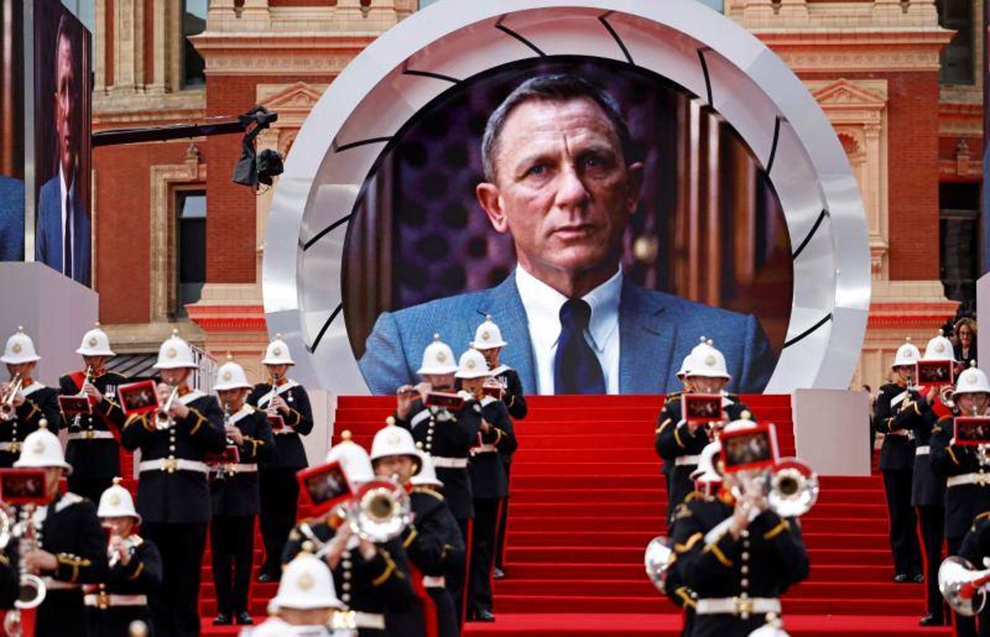 El Royal Albert Hall desplegó su alfombra roja y todo su esplendor para albergar uno de los estrenos más esperados de la temporada: 'No time to die'. Se trata de la puesta de largo de la nueva entrega de las aventuras de James Bond, una película que se ha retrasado más de lo esperado debido a la pandemia pero ha celebrado su premier a nivel mundial en Londres.