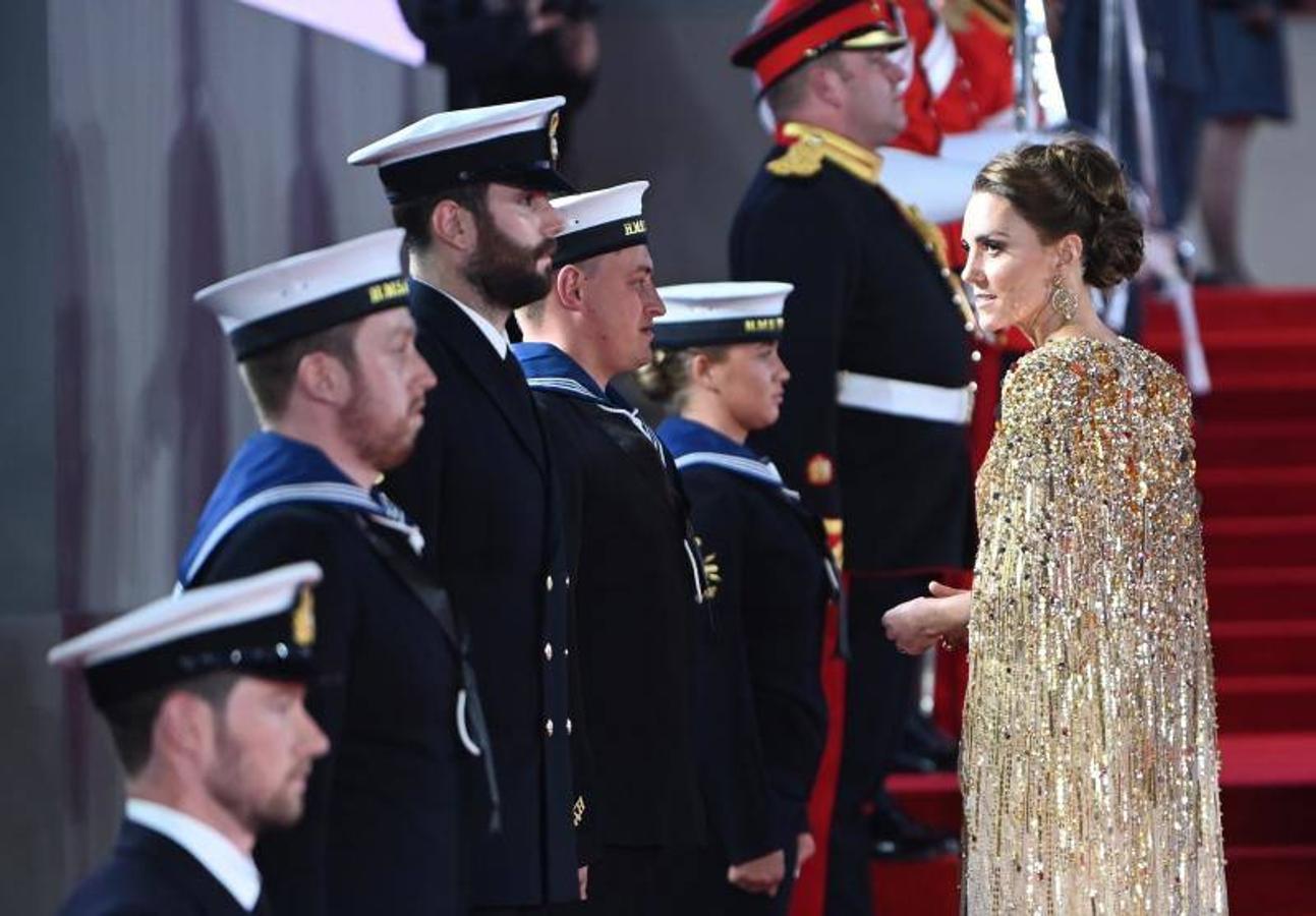 El Royal Albert Hall desplegó su alfombra roja y todo su esplendor para albergar uno de los estrenos más esperados de la temporada: 'No time to die'. Se trata de la puesta de largo de la nueva entrega de las aventuras de James Bond, una película que se ha retrasado más de lo esperado debido a la pandemia pero ha celebrado su premier a nivel mundial en Londres.