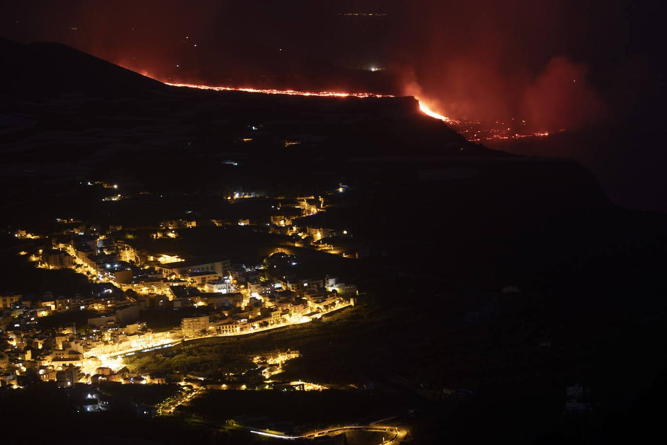 La lava del volcán de Cumbre Vieja en La Palma arrasa con todo a su paso, ya ha destruido un millar de edificaciones y amenaza con otro tanto. La erupción ha cambiado la fisionomía de La Palma, ha ganado al mar 17,2 hectáreas y eleva 3 grados la temperatura del mar. 