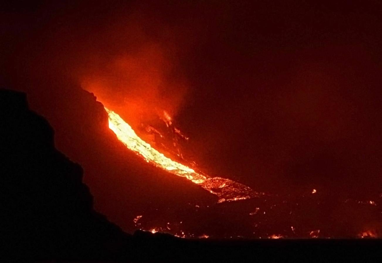 La lava del volcán de Cumbre Vieja en La Palma arrasa con todo a su paso, ya ha destruido un millar de edificaciones y amenaza con otro tanto. La erupción ha cambiado la fisionomía de La Palma, ha ganado al mar 17,2 hectáreas y eleva 3 grados la temperatura del mar. 