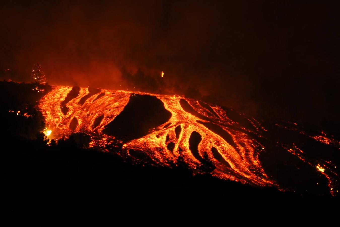 La lava del volcán de Cumbre Vieja en La Palma arrasa con todo a su paso, ya ha destruido un millar de edificaciones y amenaza con otro tanto. La erupción ha cambiado la fisionomía de La Palma, ha ganado al mar 17,2 hectáreas y eleva 3 grados la temperatura del mar. 