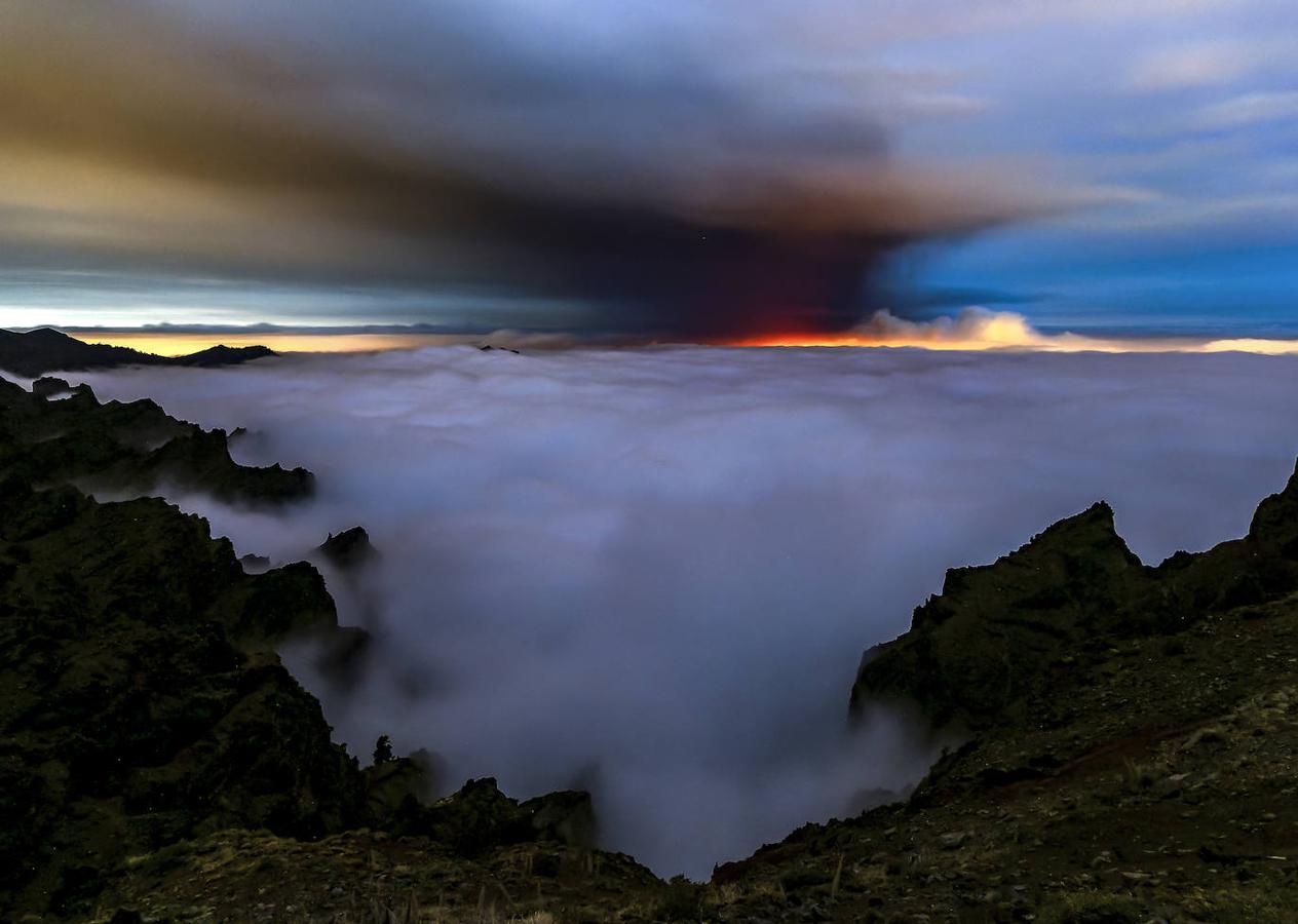 La lava del volcán de Cumbre Vieja en La Palma arrasa con todo a su paso, ya ha destruido un millar de edificaciones y amenaza con otro tanto. La erupción ha cambiado la fisionomía de La Palma, ha ganado al mar 17,2 hectáreas y eleva 3 grados la temperatura del mar. 