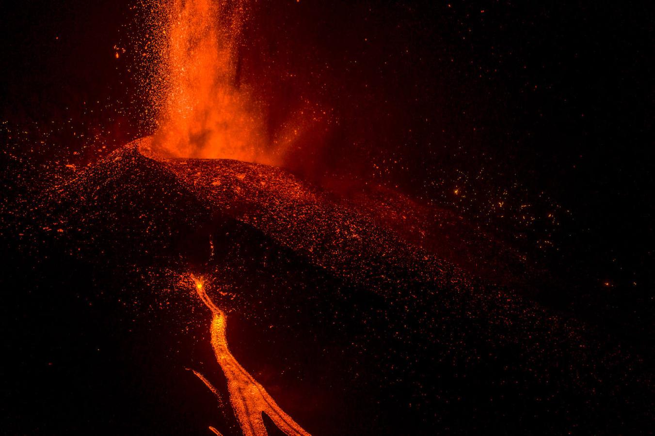 La lava del volcán de Cumbre Vieja en La Palma arrasa con todo a su paso, ya ha destruido un millar de edificaciones y amenaza con otro tanto. La erupción ha cambiado la fisionomía de La Palma, ha ganado al mar 17,2 hectáreas y eleva 3 grados la temperatura del mar. 