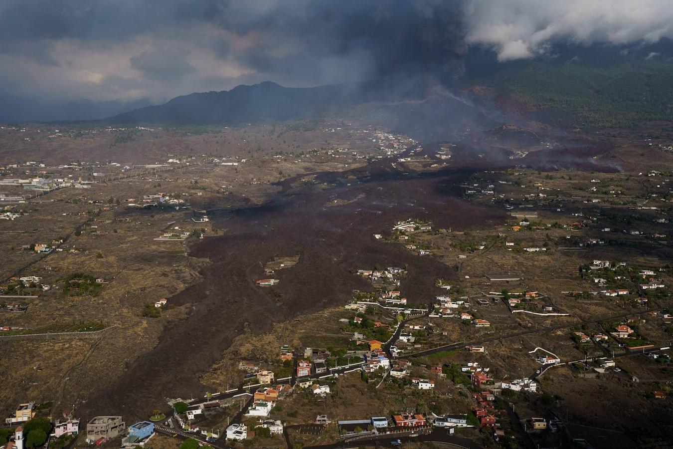 La lava del volcán de Cumbre Vieja en La Palma arrasa con todo a su paso, ya ha destruido un millar de edificaciones y amenaza con otro tanto. La erupción ha cambiado la fisionomía de La Palma, ha ganado al mar 17,2 hectáreas y eleva 3 grados la temperatura del mar. 