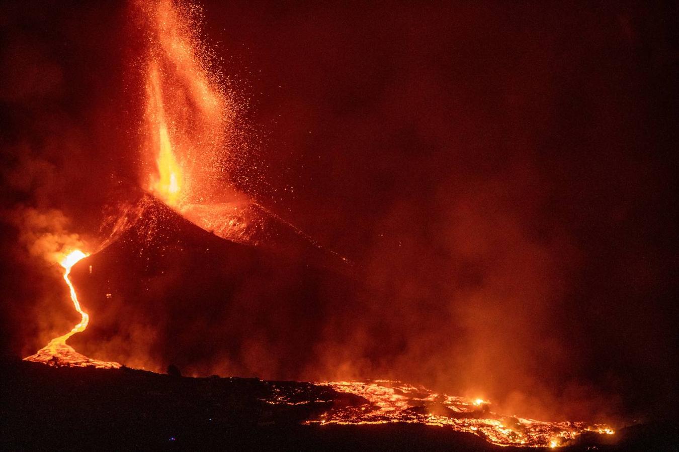 La lava del volcán de Cumbre Vieja en La Palma arrasa con todo a su paso, ya ha destruido un millar de edificaciones y amenaza con otro tanto. La erupción ha cambiado la fisionomía de La Palma, ha ganado al mar 17,2 hectáreas y eleva 3 grados la temperatura del mar. 